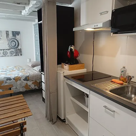 20 M2 Avec Salle D'eau Et Cuisine Privatives *