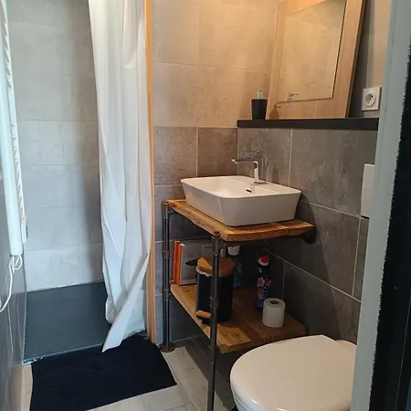 Gasthof 20 M2 Avec Salle D'eau Et Cuisine Privatives *